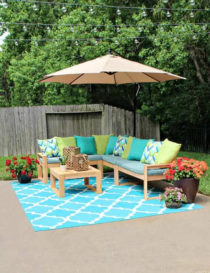 One of the great things about making your patio look interesting is that you can always come up with simple, yet efficient ideas to make this space your own. It’s interesting, it can offer a vast range of different options and you can customize it the way you always wanted.